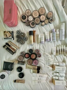 New bareMinerals Essential HUGE Lot Pink Cosmetic Pouch Makeup Pots & skincare